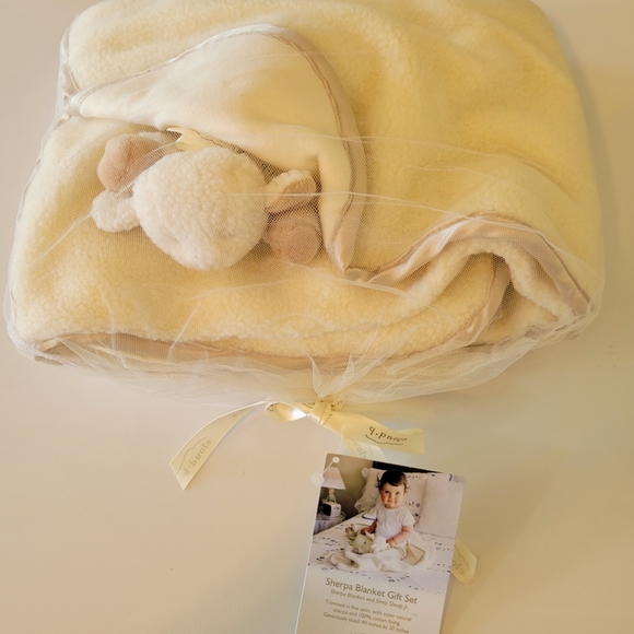Sherpa blanket gift set Cloud b cream color with lamb stuffed toy - Picture 9 of 10